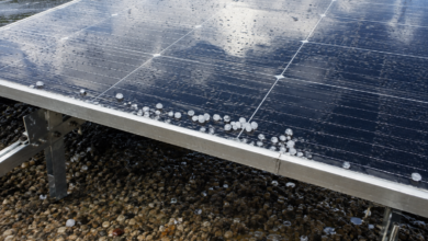 Nasses Solarmodul und Hagelkörner nach einem Schauer [Bildinhalt mit KI erstellt]