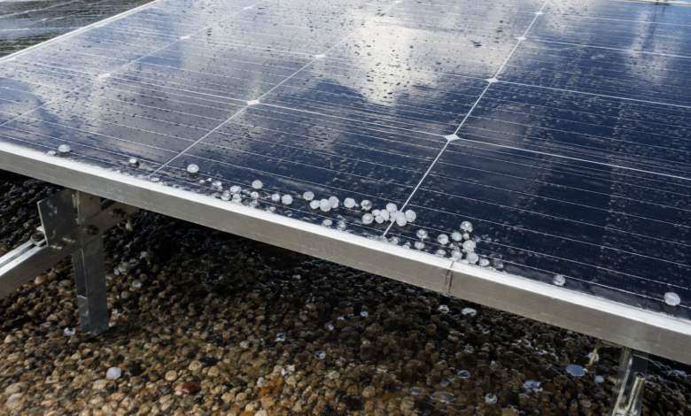 Nasses Solarmodul und Hagelkörner nach einem Schauer [Bildinhalt mit KI erstellt]
