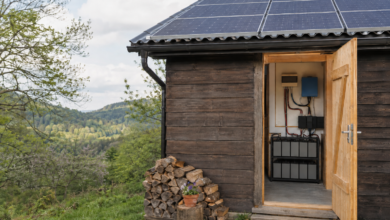 Abgelegene Hütte mit Solarmodulen und eigener Batterietechnik [Bildinhalt mit KI erstellt]