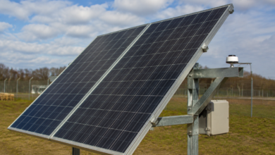 Photovoltaikmodule auf einem Außenprüfstand mit kleinem Einstrahlungssensor [Bildinhalt mit KI erstellt]