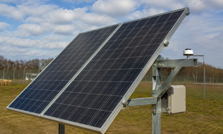 Photovoltaikmodule auf einem Außenprüfstand mit kleinem Einstrahlungssensor [Bildinhalt mit KI erstellt]