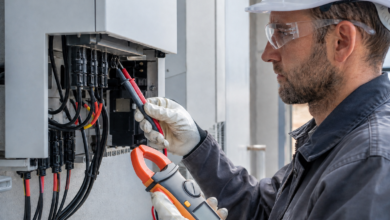 Elektriker prüft nach dem Abschalten Restspannung an einem Wechselrichter [Bildinhalt mit KI erstellt]