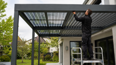 Techniker prüft integrierte Solarmodule und Lamellen auf dem Dach einer Pergola [Bildinhalt mit KI erstellt]