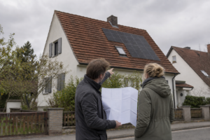 Benötige ich für meine Solaranlage eine Baugenehmigung? [Bildinhalt mit KI erstellt]
