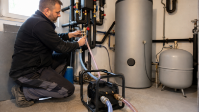 Heizungstechniker spült den Kreislauf einer Solarthermieanlage mit einer Servicepumpe [Bildinhalt mit KI erstellt]
