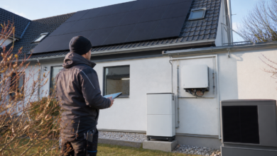 Solartechniker prüft moderne Photovoltaikmodule, Speicher und Energiemanagement an einem Wohnhaus [Bildinhalt mit KI erstellt]