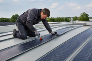 Wie funktioniert eine Solarfolie auf dem Dach? [Bildinhalt mit KI erstellt]