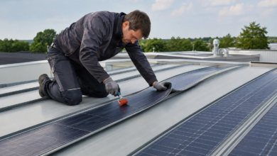 Dachdecker bringt flexible Solarfolie auf einer Dachfläche an [Bildinhalt mit KI erstellt]