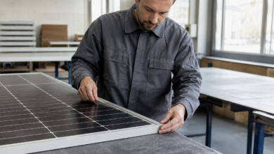 Fachkraft kontrolliert Rahmen und Glas eines Solarmoduls an einem Prüfplatz [Bildinhalt mit KI erstellt]