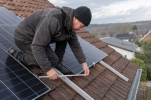 Überstand von Solarmodulen – Was ist erlaubt? [Bildinhalt mit KI erstellt]
