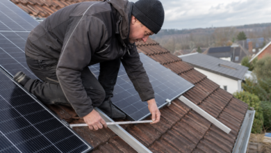 Solarinstallateur misst den Abstand zwischen Modulrand, Montageschiene und Dachkante [Bildinhalt mit KI erstellt]