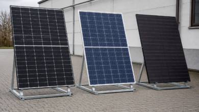Mehrere Photovoltaikmodule mit unterschiedlichen Zellmustern stehen auf Prüfracks [Bildinhalt mit KI erstellt]