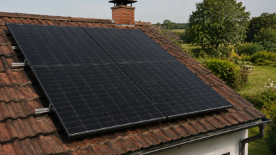 Moderne Solarpanele auf einem Ziegeldach [Bildinhalt mit KI erstellt]