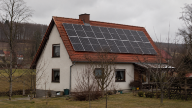 Ländliches Wohnhaus mit einer zusammenhängenden Photovoltaikanlage auf dem Ziegeldach. [Bildinhalt mit KI erstellt]