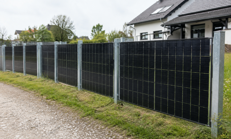 Senkrechte Photovoltaikmodule bilden einen geraden Gartenzaun zwischen Metallpfosten [Bildinhalt mit KI erstellt]