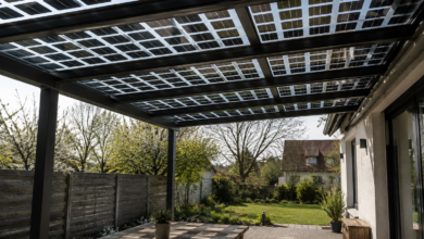 Licht fällt durch die klaren Zwischenräume von Solarzellen in einer Terrassenüberdachung. [Bildinhalt mit KI erstellt]