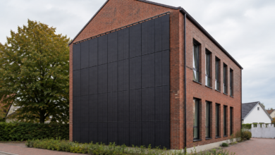 Vertikale Solarmodule an einer Gebäudefassade [Bildinhalt mit KI erstellt]