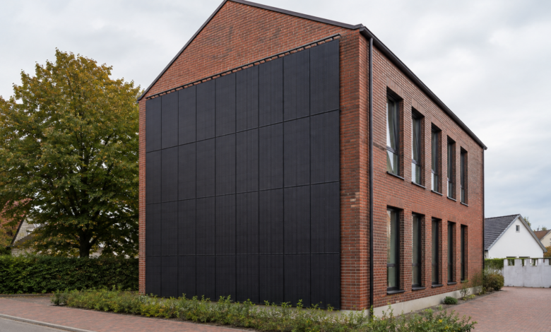 Vertikale Solarmodule an einer Gebäudefassade [Bildinhalt mit KI erstellt]