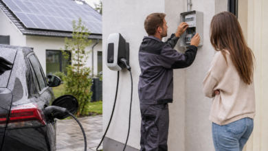 Elektriker prüft eine mit der Photovoltaikanlage gekoppelte Wallbox [Bildinhalt mit KI erstellt]